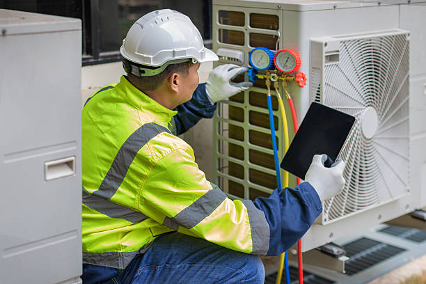 Professional Hvac technician working in Oakland, IA